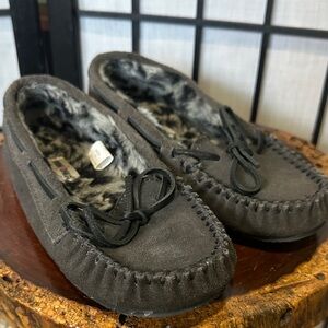 Minnetonka Gray Suede Slippers EUC Size 4 Leopard Faux Fur Interior